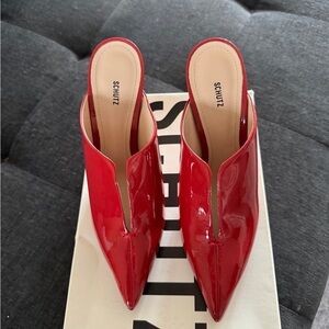 Schutz red pumps